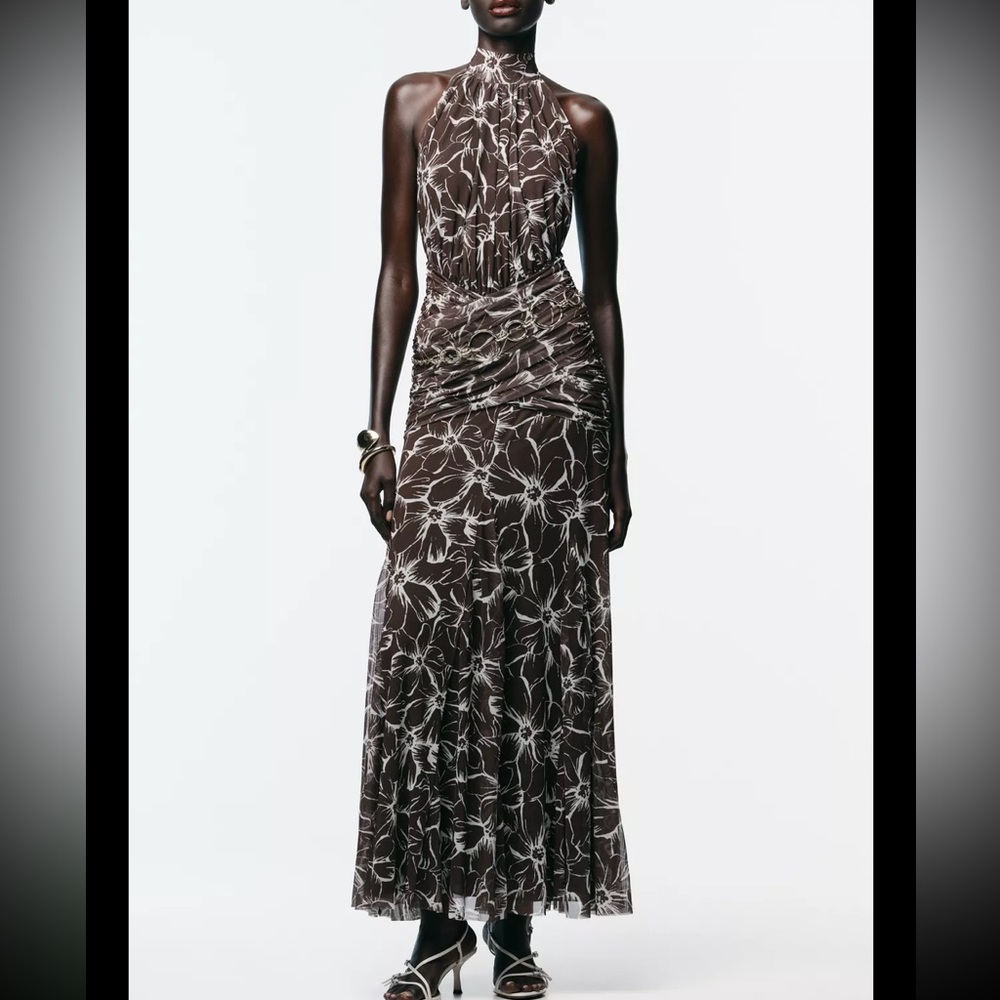 Brand New Size M

Zara Elegant Floral Halter Maxi Dress